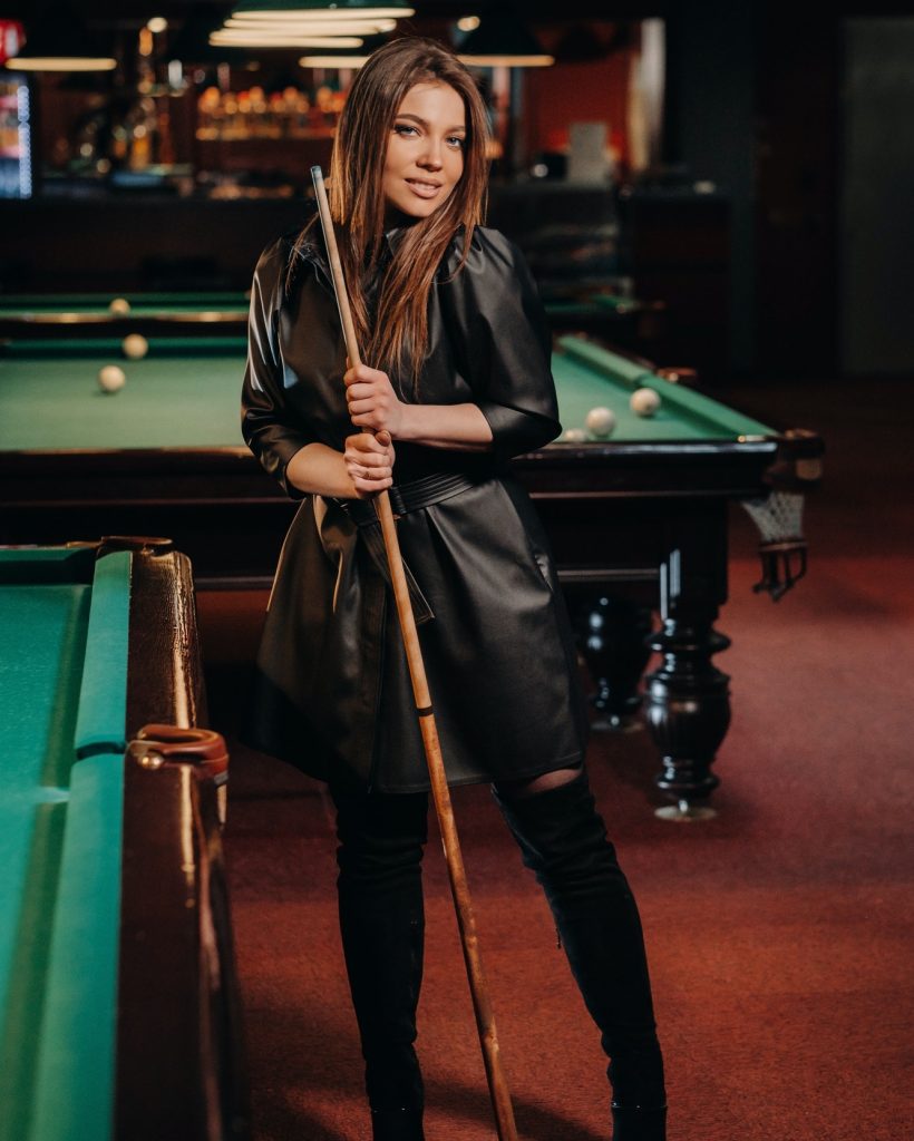 a-girl-with-a-cue-in-her-hands-is-standing-in-a-billiard-club-russian-billiards-1.jpg